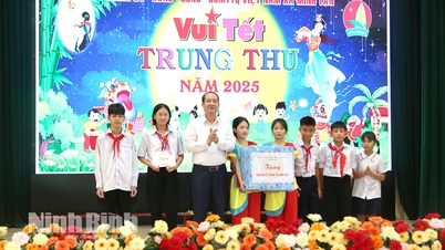 អនុលេខាគណៈកម្មាធិការបក្សខេត្ត ប្រធានគណៈកម្មាធិការមជ្ឈឹមរណសិរ្សមាតុភូមិវៀតណាមខេត្ត Mai Van Tuat ជូនអំណោយ និងអបអរសាទរពិធីបុណ្យពាក់កណ្តាលរដូវស្លឹកឈើជ្រុះនៅឃុំ Minh Tan។