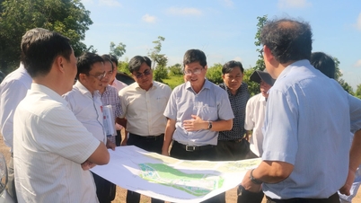 Místopředseda provinčního lidového výboru Lam Dong Nguyen Hong Hai prohlédl projekt úpravny pevného odpadu v obci Hong Son.