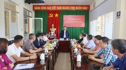 La société par actions de football de Hai Phong sponsorise le gazon du stade de la commune de Duc Trong