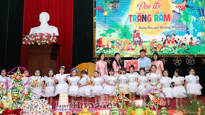Der stellvertretende Vorsitzende des Volkskomitees der Provinz nahm mit den Kindern des Bezirks Duong Hao am Mittherbstfest teil.