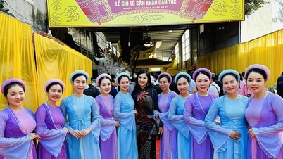 Thu Ha, Minh Vuong og mange kunstnere ved røkelsesofferseremonien ved Van Thi-tempelet - Ninh Binh