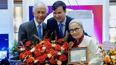 Bakan Yardımcısı Bui The Duy, Profesör Tran Thanh Van ve eşi Le Kim Ngoc'a Legion d'honneur Subay Madalyası'nın takdim törenine katıldı.