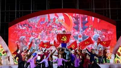 O Teatro Cheo de Xu Dong ensaia o programa artístico "Celebrando o Partido Glorioso - Dando as boas-vindas a uma nova era".
