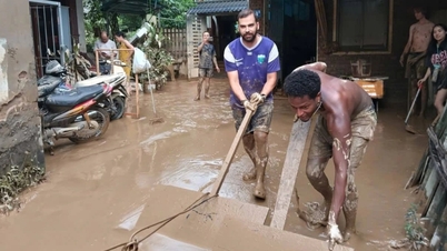 A group of Western tourists helped the whole neighborhood in Ha Giang clean the house, sweeping mud until 4am.