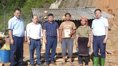 Pung Luong Commune visited and encouraged households affected by storm No. 10.