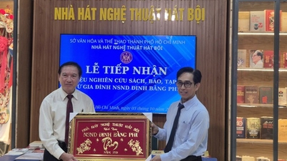 가족, 훙왕 서거 기념일에 인민예술가 딘방피의 귀중한 문서 선물