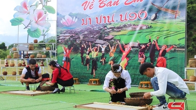 Pertunjukan permainan "Kembali ke kampung saya" di komune Nam Ty dan Chieng Khuong