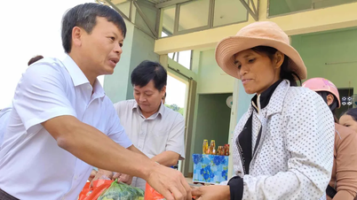 Bustling zero-dong market in a mountainous commune in Quang Ngai