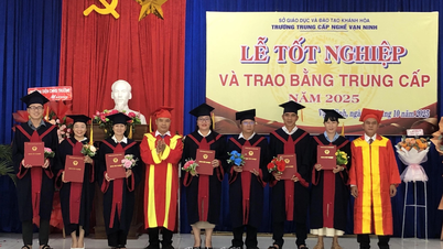 Trường Trung cấp Nghề Vạn Ninh trao bằng tốt nghiệp hệ trung cấp cho 136 học viên niên khóa 2023 - 2025