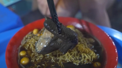 ភ្ញៀវ​ទេសចរ​លោក​ខាង​លិច​ចង់​ដឹង​អំពី​ចាន​គុយទាវ​«ចម្លែក»​ជាមួយ​សាច់ និង​ទំពាំងបាយជូរ​ខ្មៅ​នៅ​ទីក្រុង​ហាណូយ។