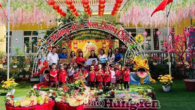 Localities and units visit and give gifts on Mid-Autumn Festival