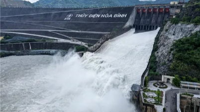 ホアビン水力発電所は、2025年10月3日の午後と夕方に2つの下部放水門を開放した。