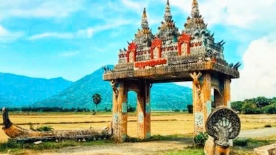Turistler An Giang'daki kültürel mimariyi ve turizmi keşfetmekten keyif alıyorlar.