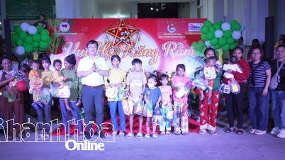 Cam Ranh Ward gives 360 gifts to sick children and children on the occasion of Mid-Autumn Festival