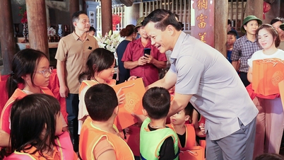 Chairman of the Provincial People's Committee Vuong Quoc Tuan visited and presented gifts to children and people affected by floods in Van Ha ward.