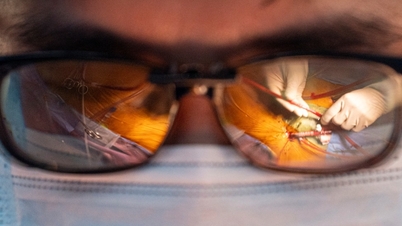 Opgewonden om te zien hoe een arts met een 3D-bril "draad en naald inrijgt" om een ​​hart met hartritmestoornissen te redden