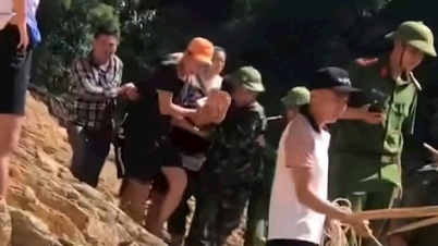 Νγκε Αν: «4 επιτόπιες» δυνάμεις ενώνουν τις δυνάμεις τους για να μεταφέρουν μια ηλικιωμένη γυναίκα σε πλημμυρισμένη περιοχή στην απέναντι πλευρά του ποταμού στα επείγοντα.