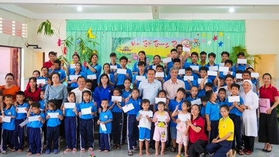 Delegation of Provincial Party Committee - People's Council - People's Committee - Vietnam Fatherland Front Committee visited and gave gifts to children on the occasion of Mid-Autumn Festival 2025