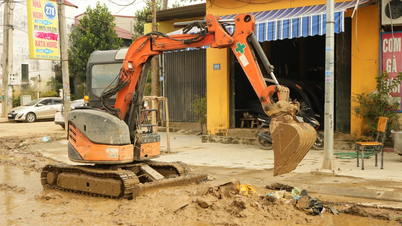 Tran Yen mobiliseert machines om de overstroming op te ruimen