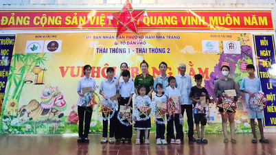 Entrega de 900 presentes do Festival do Meio do Outono para crianças no bairro de Nam Nha Trang