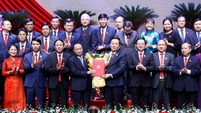 "Dedicate all intelligence, enthusiasm and courage to lead and direct the organization to successfully implement the Resolution of the 1st Provincial Party Congress"