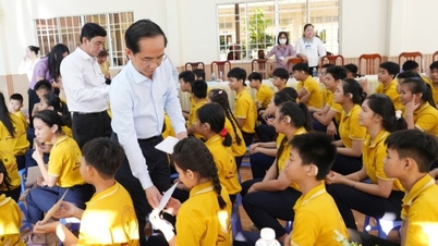 Leaders of Ca Mau province visited and gave gifts to children on the occasion of Mid-Autumn Festival 2025