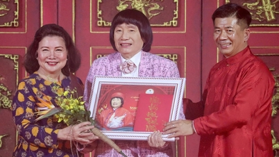 인민예술가 김꾸엉과 민브엉은 극장 창립자의 기일을 맞아 추모식을 갖고 감동을 받았습니다.