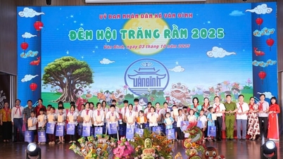 Die ständige stellvertretende Vorsitzende des Volksrats von Hanoi, Phung Thi Hong Ha, nahm am „Vollmondfest“ in der Gemeinde Van Dinh teil