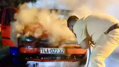 Tay Ninh ٹریفک پولیس نے جلتی ہوئی کار میں پھنسے 2 افراد کو بچا لیا۔