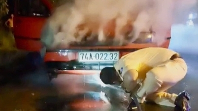 Дорожня поліція оперативно врятувала двох людей з пожежі в автомобілі.