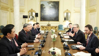 Britský premiér pořádá oficiální uvítací ceremoniál a jednal s generálním tajemníkem To Lamem