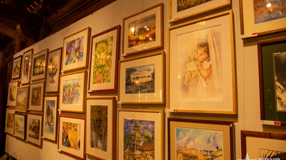 Pameran lukisan cat air internasional "Connecting Journey" di Kuil Sastra - Quoc Tu Giam menarik pengunjung internasional