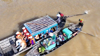 Bustling tourism in flood season