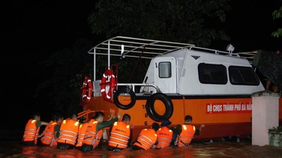 سارت قوات مسلحة تابعة لمدينة دا نانغ طوال الليل لإنقاذ الناس في المناطق التي غمرتها الفيضانات.
