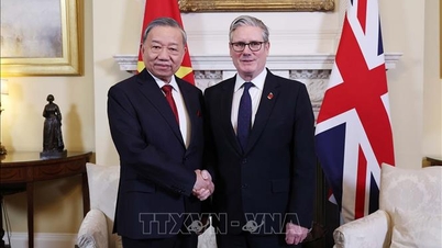 Ο Βρετανός Πρωθυπουργός διοργανώνει επίσημη τελετή υποδοχής και συνομιλίες με τον Γενικό Γραμματέα Τό Λαμ