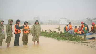 ह्यू में परफ्यूम नदी का जलस्तर कल रात लगभग 1 मीटर नीचे गिर गया तथा लगातार गिर रहा है।