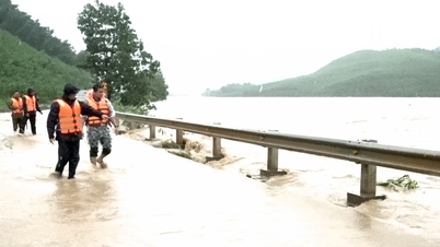 A Phuoc Tra község vezetői ellátogattak és támogatták az árvizek által elszigetelt embereket