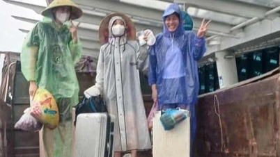 Penumpang Hanoi membawa traktor ke lapangan terbang Hue pada hari hujan dan banjir, pemandu tidak mengambil wang.