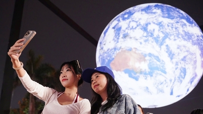 Jordmodellen flyter på West Lake, folk maser for å sjekke inn