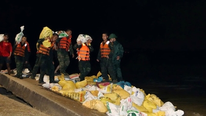 Pasukan Divisi 315 bekerja semalaman untuk memperkuat tanggul laut An Luong, Da Nang.