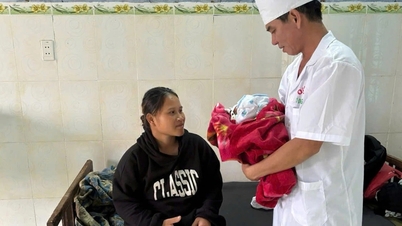 Hai cán bộ biên phòng giúp sản phụ vượt cạn thành công trong mưa lũ