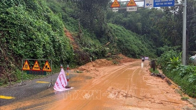 Nhiều tuyến đường ở Quảng Trị sạt lở, ngập sâu sau mưa lớn kéo dài
