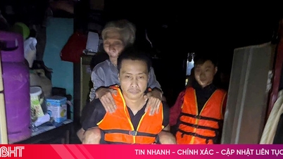 Mieszkańcy Ha Tinh całym sercem pomagają mieszkańcom Hue w czasie powodzi