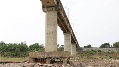 Lo folyó hídján történt baleset: Ideiglenes terv kidolgozása az emberek folyón való átkelésére