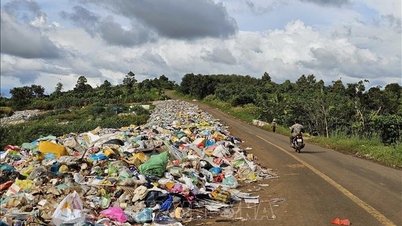 Sampah tumpah ke Lebuhraya Nasional 14C, menyebabkan pencemaran dan risiko kemalangan jalan raya.