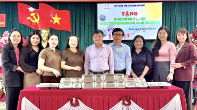 Över 90 miljoner VND donerade rostfria stålbrickor och elektriska fläktar till studenter i missgynnade områden.