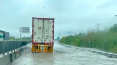 Vinh Hao - Phan Thiet Otoyolu'nun Ham Kiem'den geçen bölümü sular altında kaldı, trafik zorlaşıyor