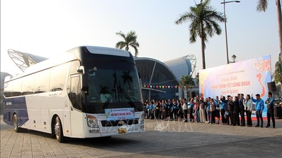Vehículos de apoyo para llevar a casa a los miembros del sindicato y a los trabajadores durante el Tet.
