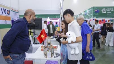 ສີຂອງຫ້າທະວີບໃນຫົວໃຈຂອງງານວາງສະແດງດູໃບໄມ້ລົ່ນ