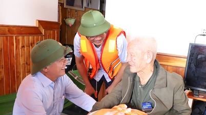 นาย Tran Cam Tu สมาชิกสำนักงานเลขาธิการถาวร เยี่ยมเยียนและให้กำลังใจประชาชนในพื้นที่ประสบภัยน้ำท่วมในตำบลทังอัน เมืองดานัง